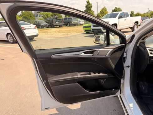 Used 2019 Ford Fusion SE FWD image 11