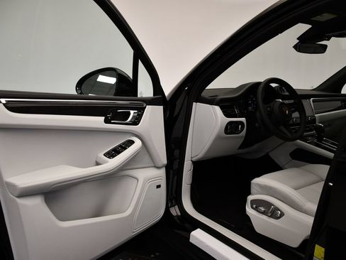 Certified 2026 Porsche Macan Turbo AWD/4WD image 40