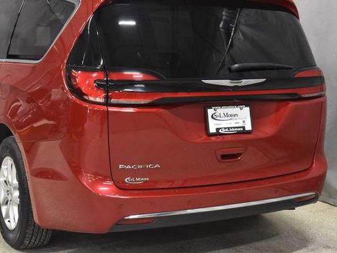 Certified 2024 Chrysler Pacifica Touring-L image 9
