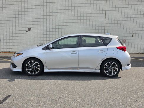 Used 2018 Toyota Corolla iM w/ All-Weather Mat Package FWD image 4