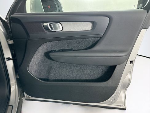 Used 2025 Volvo XC40 B5 Core image 32