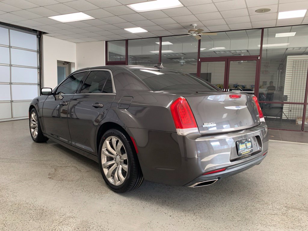 Used 2019 Chrysler 300 Touring w/ Quick Order Package 2EF RWD image 5