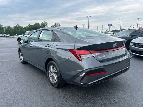 Used 2024 Hyundai Elantra SE FWD image 3