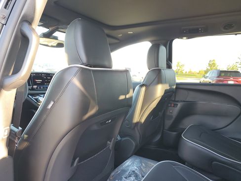New 2026 Chrysler Pacifica Limited w/ S Appearance Package image 11