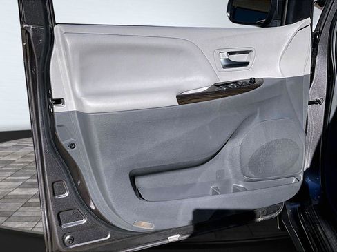 Used 2019 Toyota Sienna XLE image 23