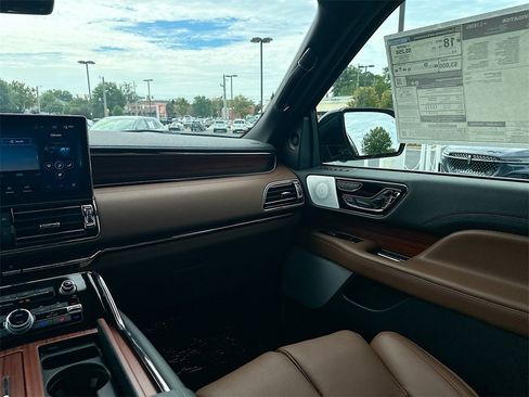 Used 2024 Lincoln Navigator Reserve image 20