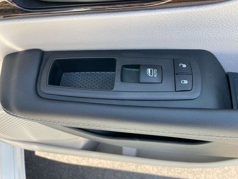 Certified 2023 Chrysler Pacifica Limited FWD image 11