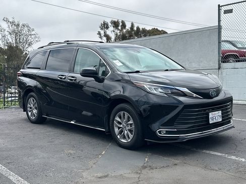 Used 2022 Toyota Sienna XLE w/ XLE Plus Package AWD/4WD image 2