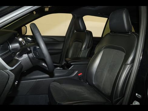 Used 2023 Jeep Grand Cherokee Altitude AWD/4WD image 16