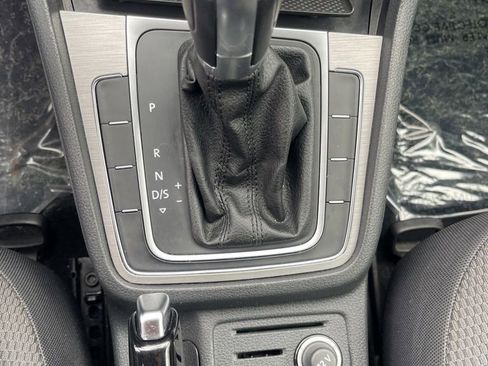 Used 2017 Volkswagen Golf S image 18