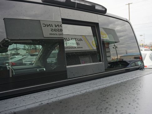 Used 2021 Nissan Titan SV w/ SV Convenience Package image 10