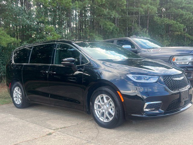 Used 2025 Chrysler Pacifica Select FWD image 1