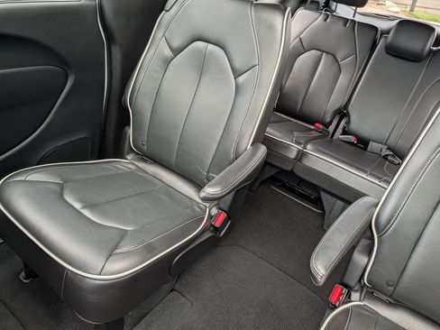 Used 2025 Chrysler Pacifica Limited FWD image 12