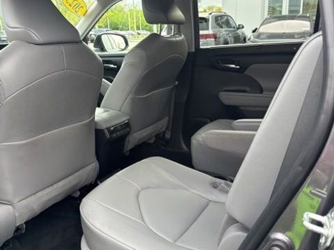 Used 2023 Toyota Highlander XLE AWD/4WD image 23