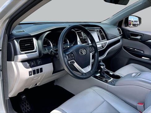 Used 2018 Toyota Highlander XLE FWD image 18