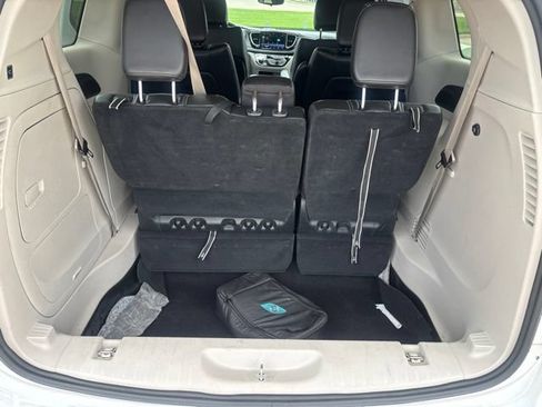 Used 2023 Chrysler Pacifica Touring-L FWD image 30