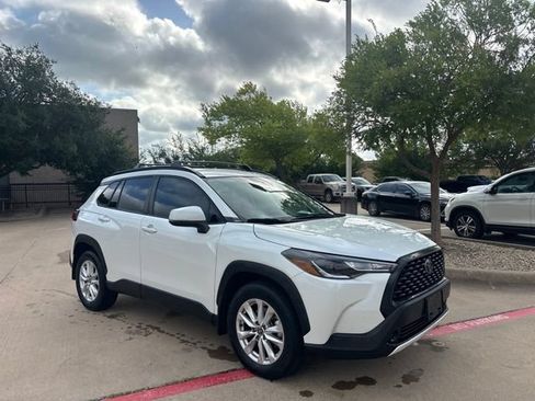 Used 2023 Toyota Corolla Cross LE FWD image 3