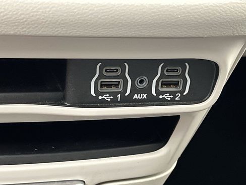 Used 2024 Chrysler Pacifica Touring-L FWD image 24
