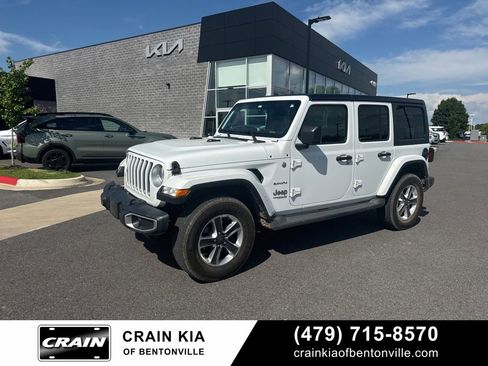 Used 2018 Jeep Wrangler Unlimited Sahara AWD/4WD image 8