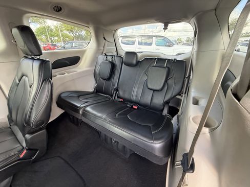 Used 2023 Chrysler Pacifica Touring-L image 30