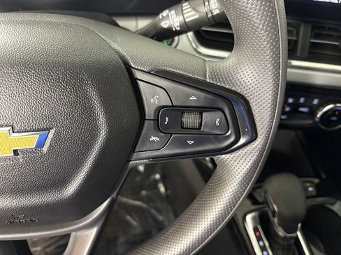 Used 2025 Chevrolet Trax LT FWD image 24