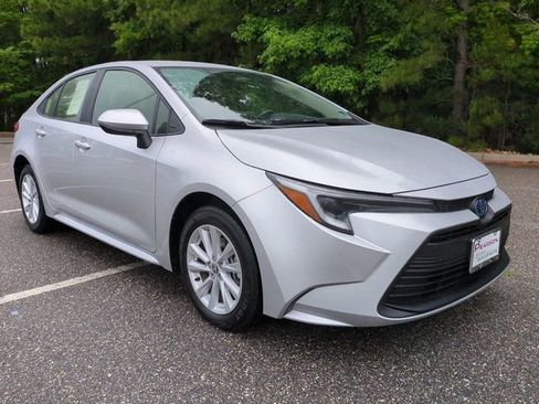 Used 2025 Toyota Corolla LE w/ LE Premium Package FWD image 2