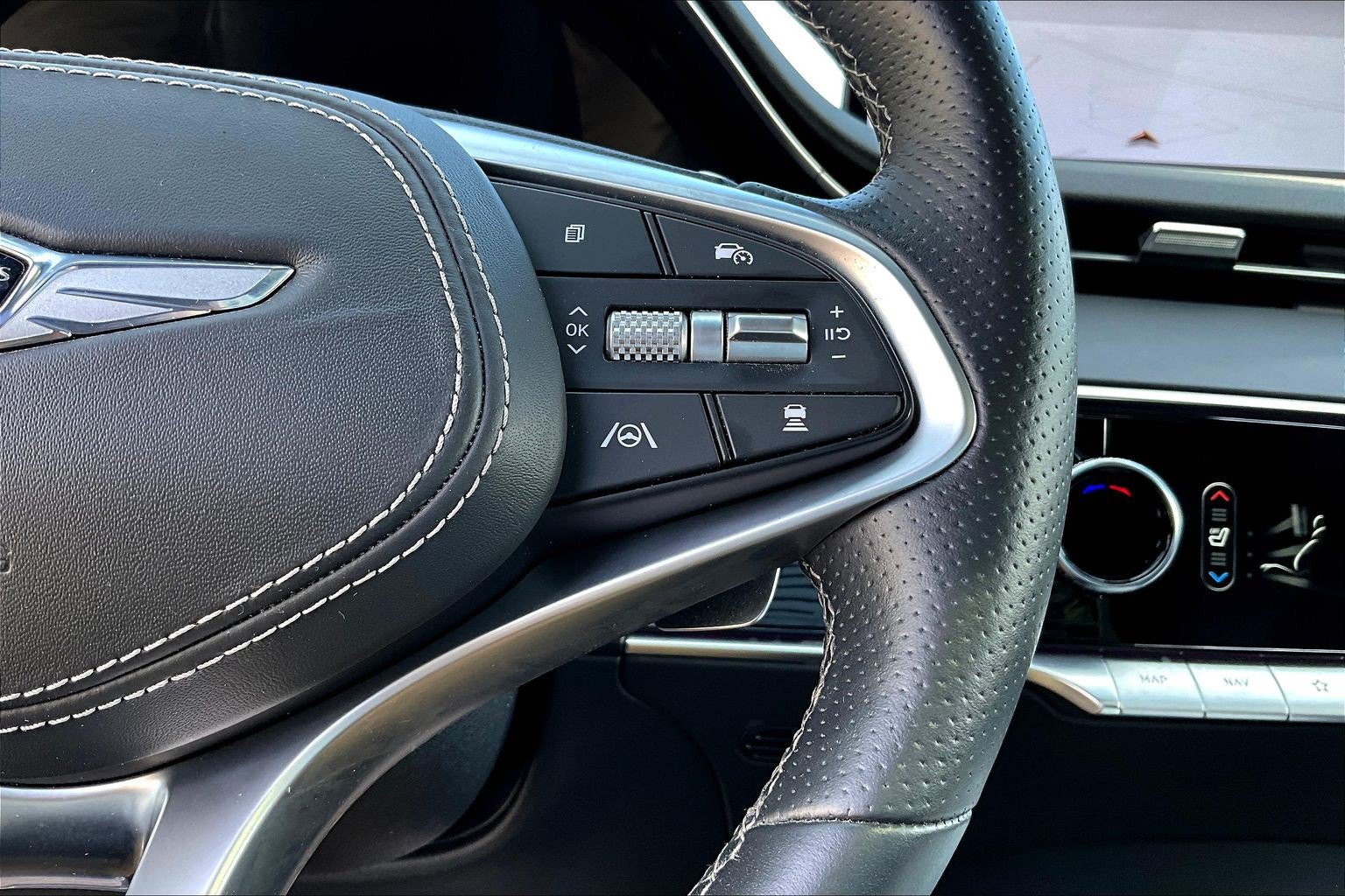 Used 2025 Genesis GV70 3.5T Sport AWD/4WD image 8