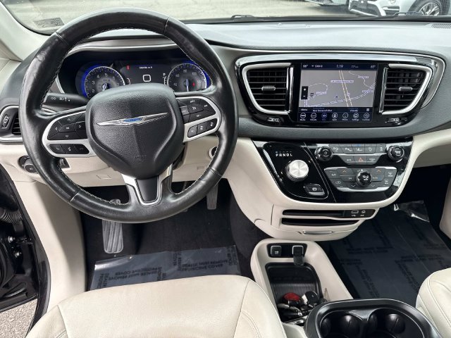 Used 2020 Chrysler Pacifica Touring-L FWD image 18