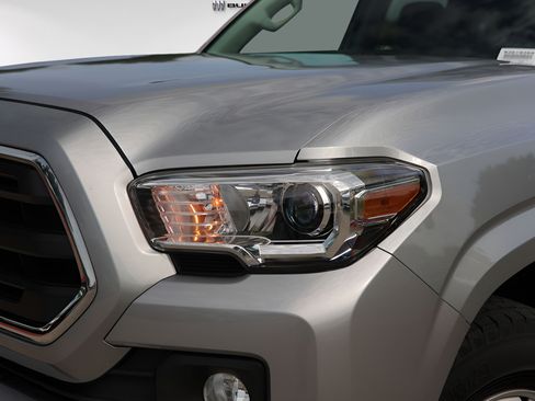 Used 2016 Toyota Tacoma SR5 w/ Towing Package RWD image 3