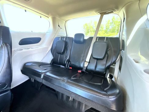 Used 2022 Chrysler Pacifica Touring-L FWD image 20