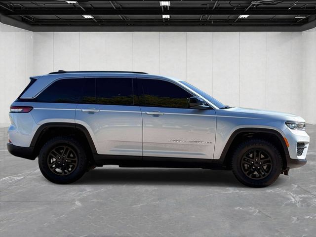 Used 2022 Jeep Grand Cherokee Laredo w/ Luxury Tech Group I AWD/4WD image 4