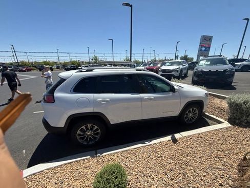 Used 2019 Jeep Cherokee Latitude Plus FWD image 3