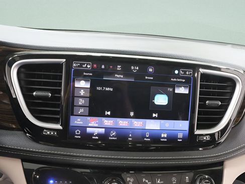 Used 2023 Chrysler Pacifica Limited AWD/4WD image 11