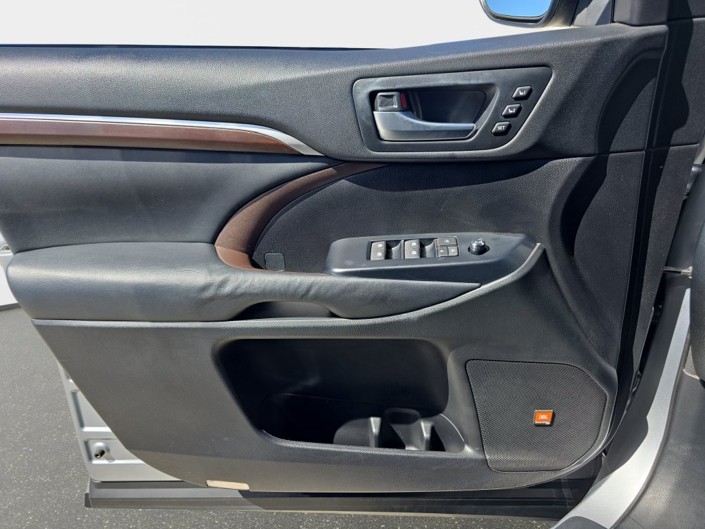 Used 2014 Toyota Highlander Limited Platinum FWD image 32