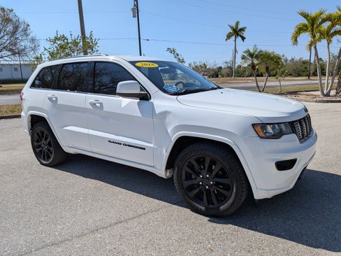 Used 2018 Jeep Grand Cherokee Altitude RWD image 2