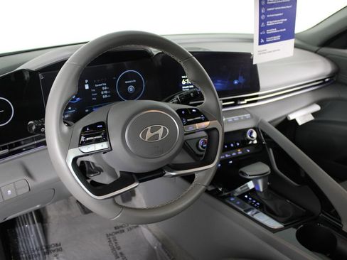 Used 2025 Hyundai Elantra SEL image 16