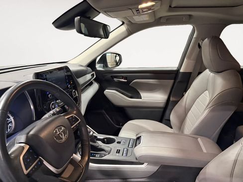 Used 2022 Toyota Highlander XLE AWD/4WD image 10