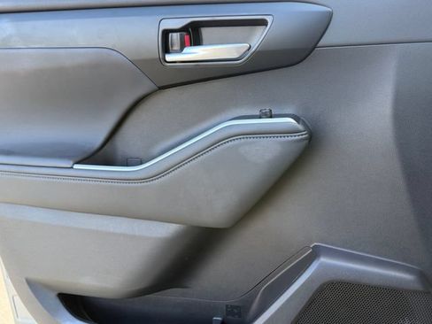 Used 2025 Toyota Highlander XLE FWD image 22