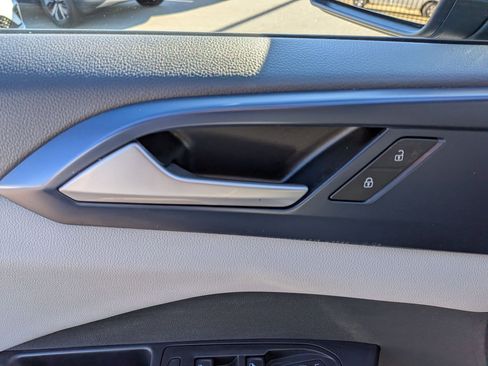 Used 2023 Volkswagen Taos SE w/ Panoramic Sunroof Package image 12