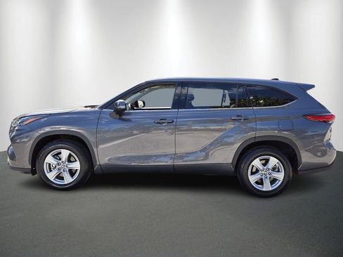 Used 2022 Toyota Highlander LE image 4