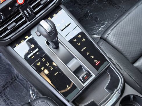 Certified 2025 Porsche Macan Turbo AWD/4WD image 25