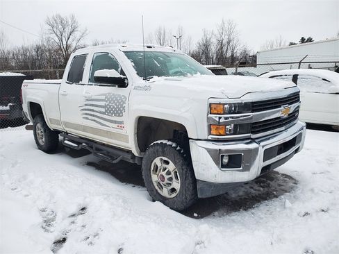 Used 2015 Chevrolet Silverado 2500 LT image 2