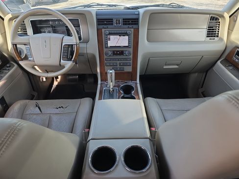 Used 2014 Lincoln Navigator Base image 12