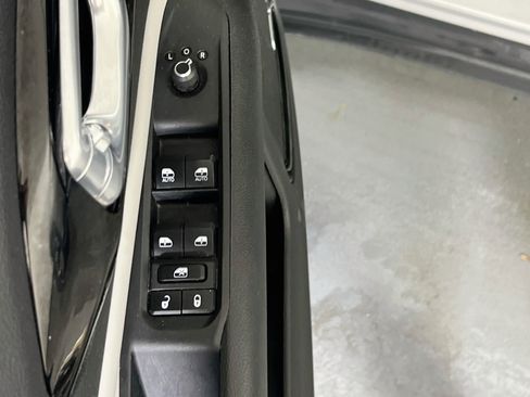 Used 2023 Jeep Compass Limited w/ Sun and Sound Group AWD/4WD image 17