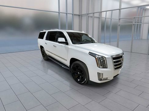 Used 2020 Cadillac Escalade ESV Luxury AWD/4WD image 2