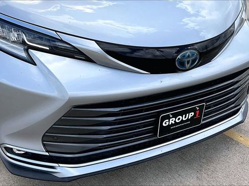 Used 2021 Toyota Sienna Limited image 30