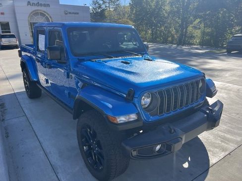 Used 2025 Jeep Gladiator Sport image 1