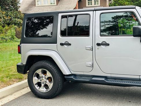 Used 2018 Jeep Wrangler Unlimited Sahara w/ Connectivity Group AWD/4WD image 10