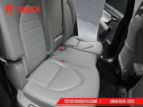 Used 2024 Toyota Highlander XLE image 27