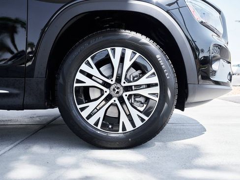 Used 2025 Mercedes-Benz GLB 250 4MATIC w/ Exclusive Package image 10